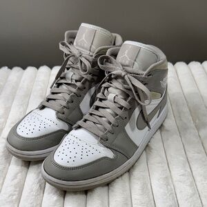 Air Jordan 1 Mid College Grey/Light Bone-White size 8